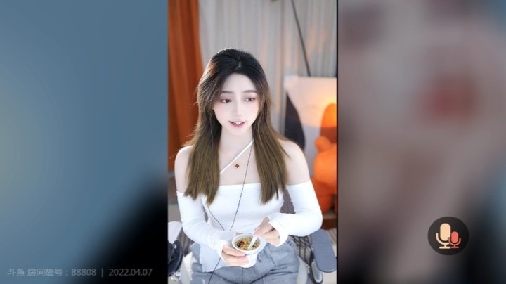 小悦同学直播吃东西，真不错啊