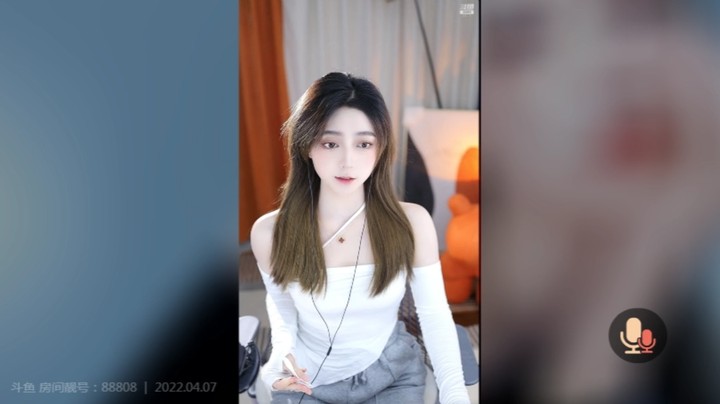 小悦同学穿白色衣服很好看啊，好清纯