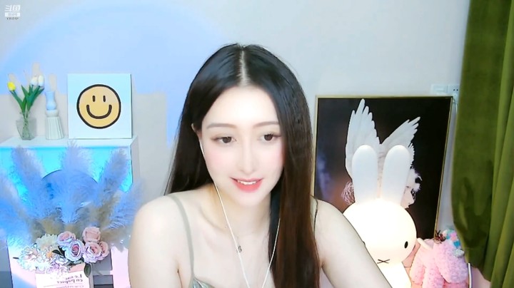闪闪美女主播笑起来真好看啊
