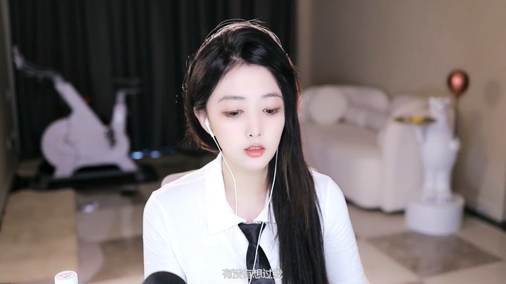 小圈圈美女小姐姐穿的很校园风，真好看啊
