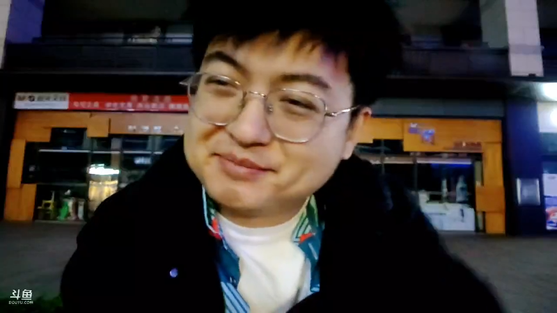 我在斗鱼看火力堂主直播户外