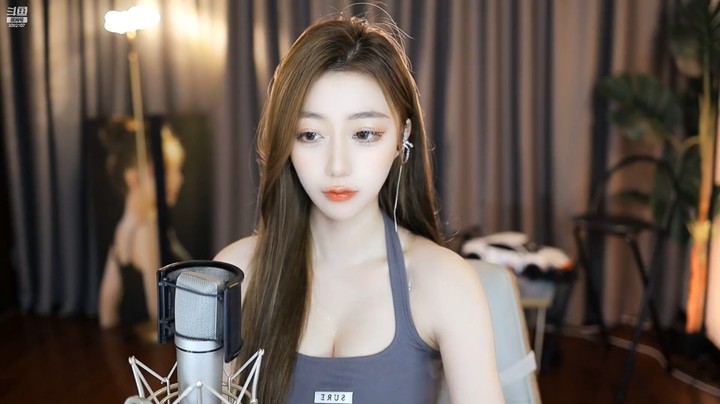 泡芙妹妹真漂亮啊，吃东西很可爱的