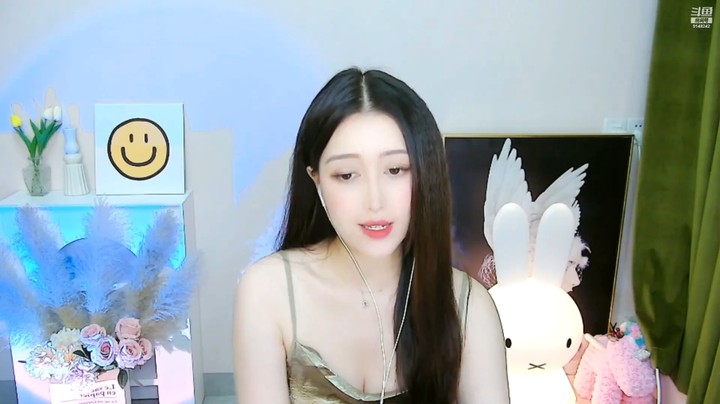 闪闪美女小姐姐唱歌很认真啊