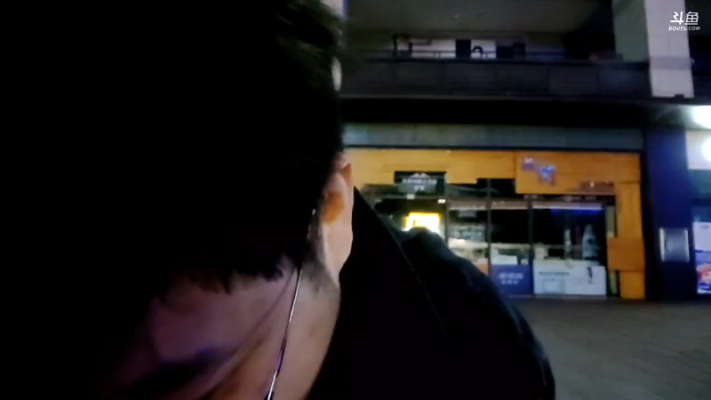 我在斗鱼看火力堂主直播户外