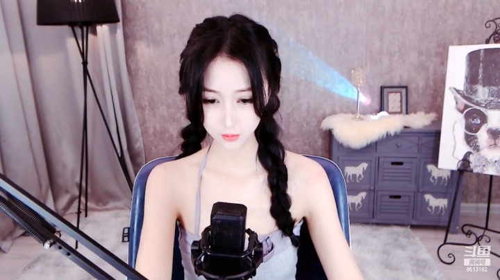 小香娇儿美女小姐姐这双辫子真好看，很可爱啊