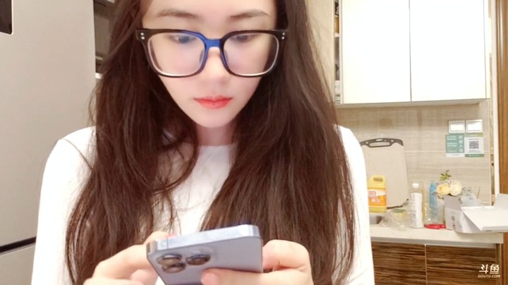 美女小姐姐买了个自动跟随的拍摄工具，真不错