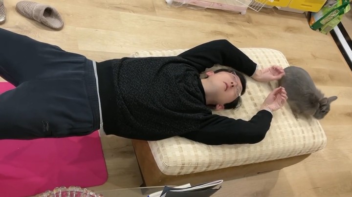 2022-04-08.【老孙聊游戏】生活琐事：粘人的兔子