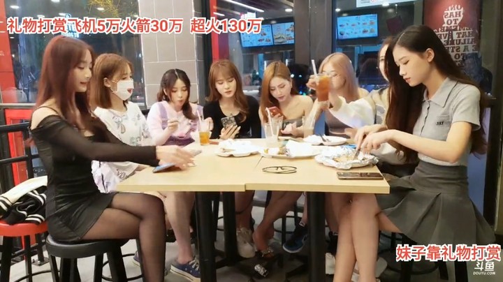 一群美女坐着聊天吃美食，小楠吃的很优雅