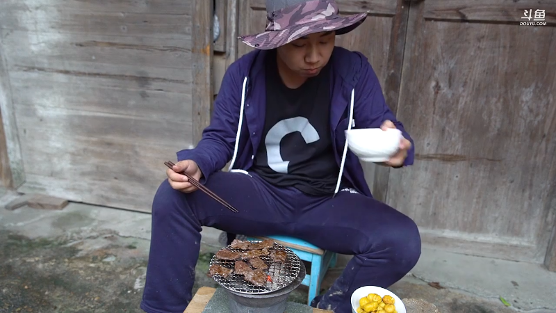 我在斗鱼看野食小哥直播美食