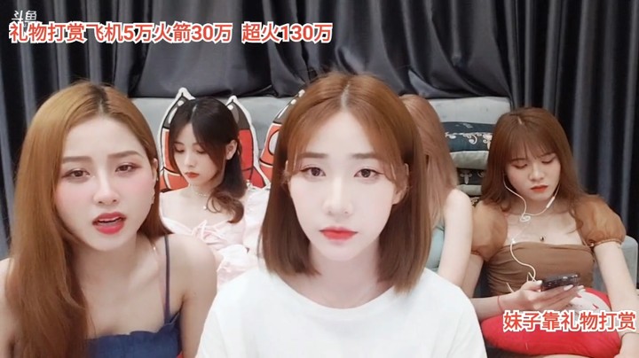美女小七唱歌很好听啊