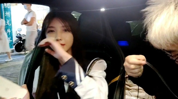 白毛大舅哥和美女兔兔在杭州游玩，兔兔好可爱