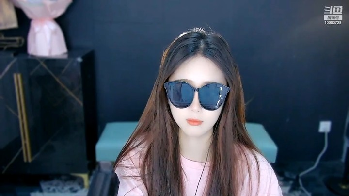 凉拌三岁美女小姐姐戴墨镜很像喊麦的