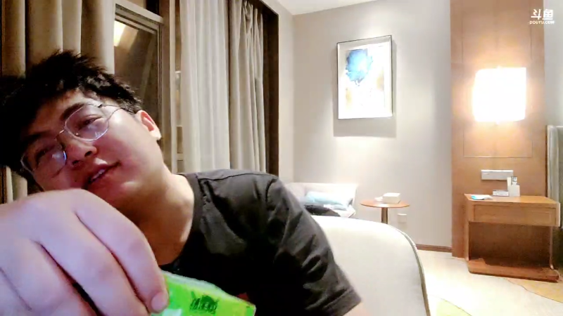 我在斗鱼看火力堂主直播户外