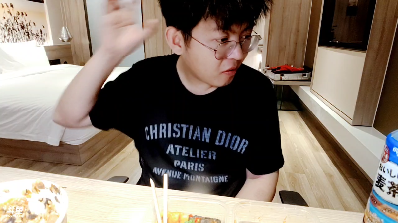 我在斗鱼看火力堂主直播户外