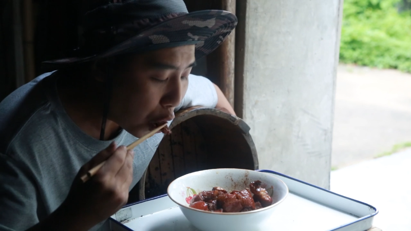 我在斗鱼看野食小哥直播美食