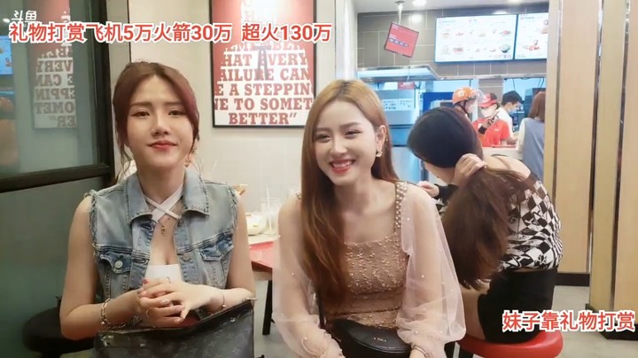 美女空姐好身材，大海可爱啊