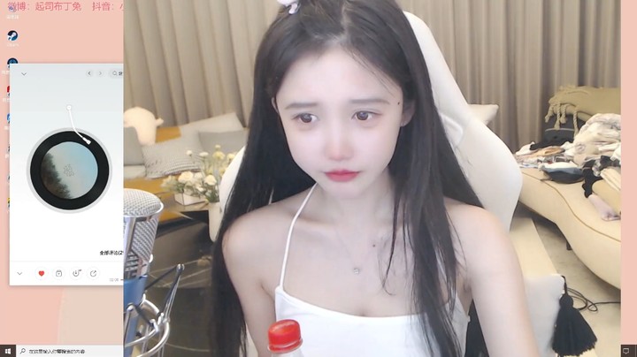 小布丁美女吃完东西就开始涂口红