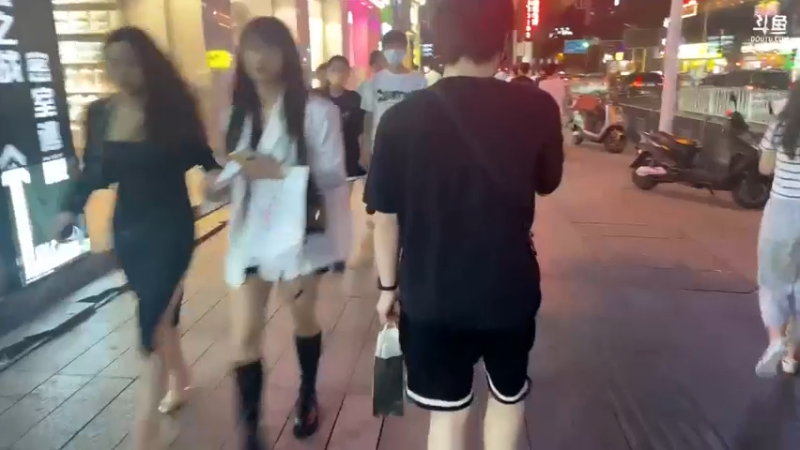 【2022-04-11 21点场】别问问就黑皮：【小奶团】黑皮~