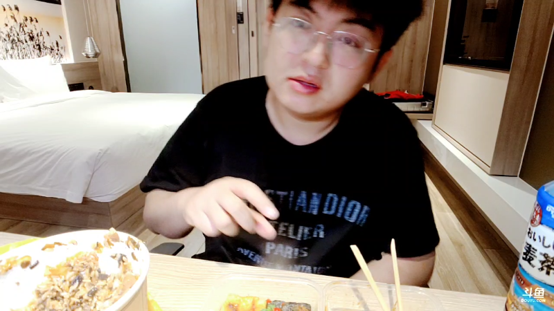 我在斗鱼看火力堂主直播户外