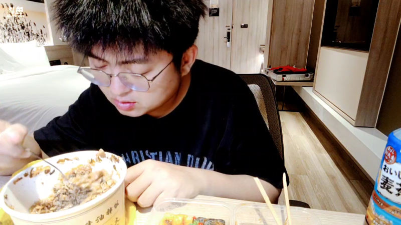 我在斗鱼看火力堂主直播户外