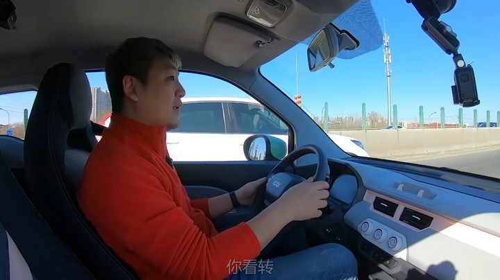 QQ冰淇淋：有四个轮子能开，有方向盘能转弯