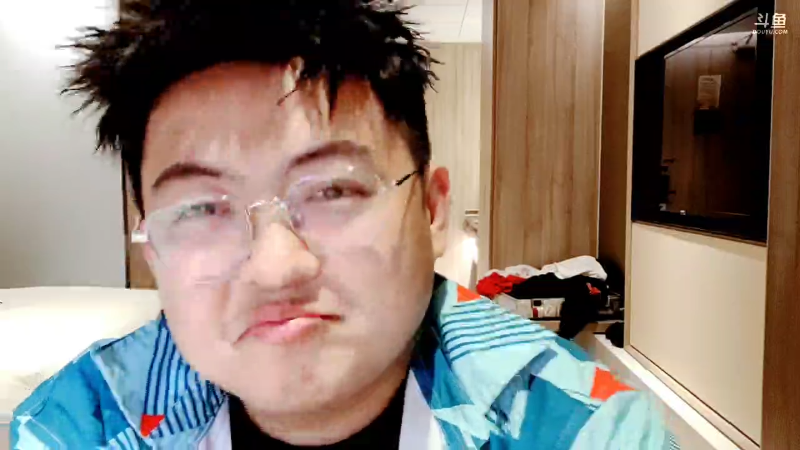 我在斗鱼看火力堂主直播户外