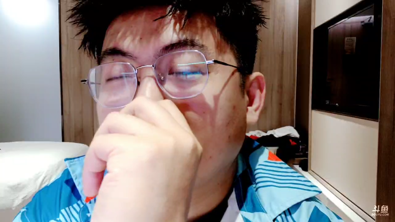 我在斗鱼看火力堂主直播户外