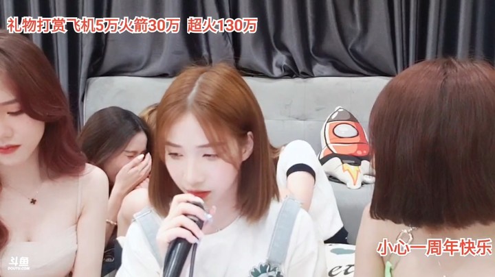 美女小七唱歌很好听啊