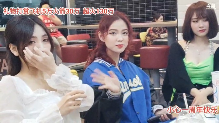 又来了一个新妹子，好漂亮啊，有点紧张