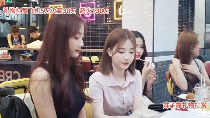 美女小七玩纸牌，慧琳笑的好开心啊