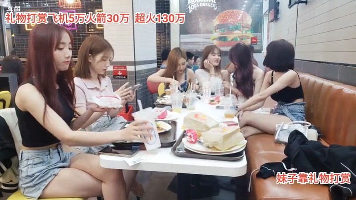 美女可爱多和空姐聊天，慧琳忙着吃东西