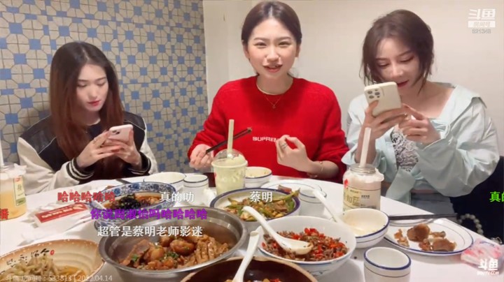 红衣服美女有点像刘亦菲小姐姐，真好看啊