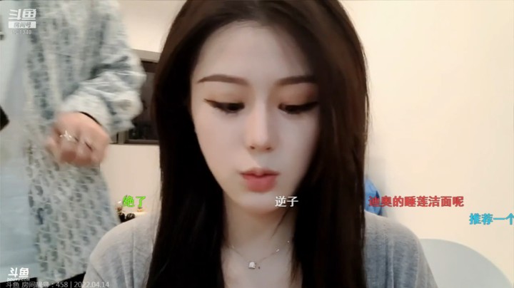 美女崽崽和小王哥在房间里直播，准备戴口罩出去