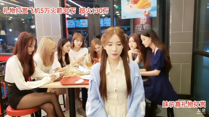 美女小七姗姗来迟好可爱啊