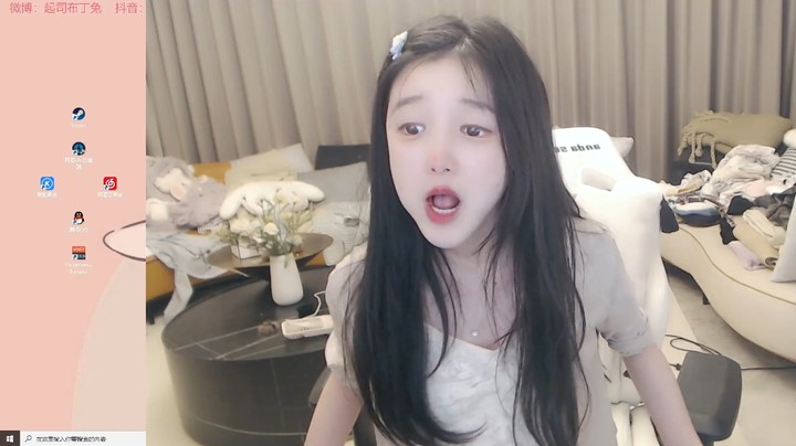 美女布丁吃着草莓聊着天，这小日子过真好
