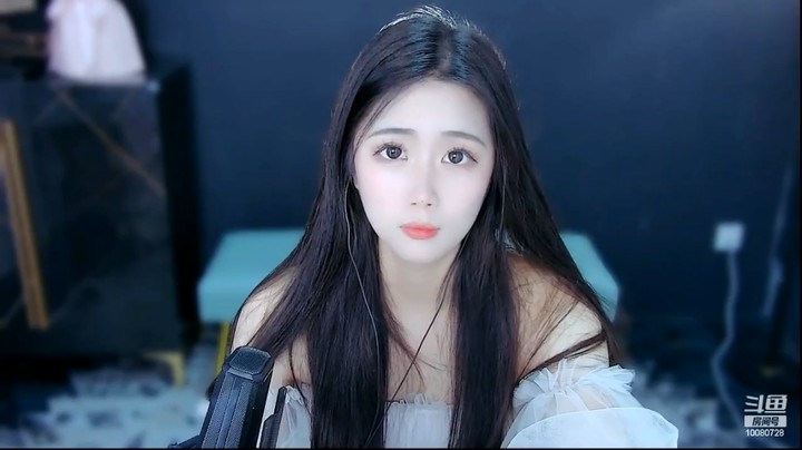 凉拌三岁美女小姐姐真可爱，发呆了啊