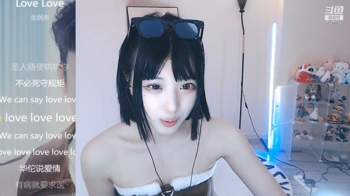 美女小姐姐直播吃零食，真快乐啊 