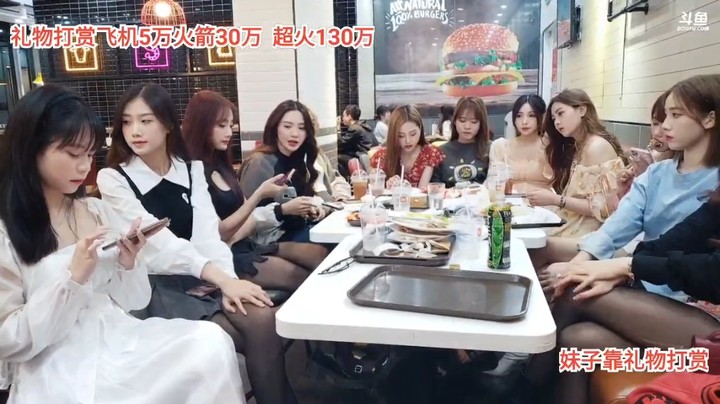 美女小楠有吃的了，真开心啊