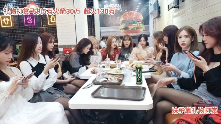 美女坐着玩手机聊天，大海这么远都看不清了啊
