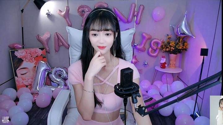 依柠美女小姐姐笑起来真好看
