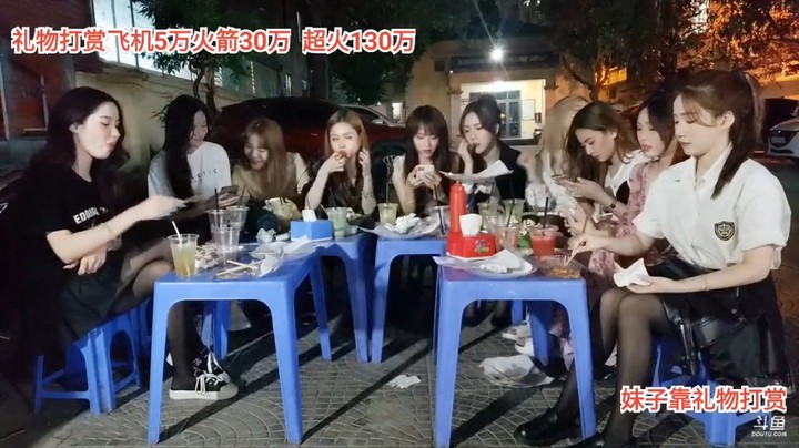 美女小七的美食很好吃，面条也来吃了