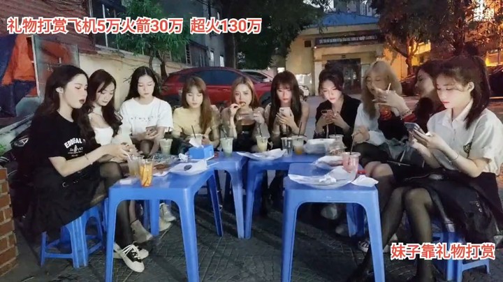 一群美女在户外聊天，小心真好看啊