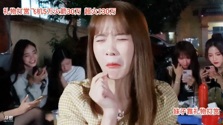 美女可爱多表演无实物吃柠檬，真厉害