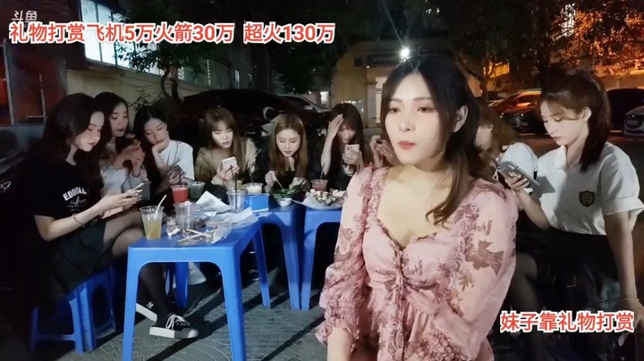 美女果果和小七很好看，小七呆萌