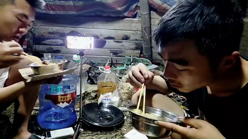 【2022-04-19 21点场】逐梦兄弟：《荒岛余生》第6天 18点等你回来