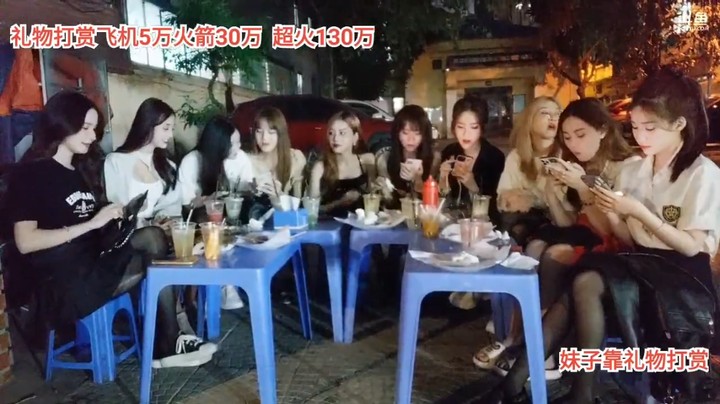一群美女玩手机聊天，左边灯光太白了，小七好看