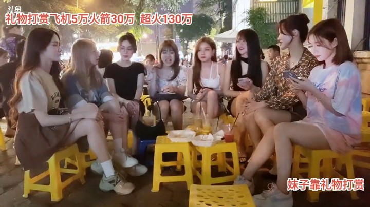 美女小心和小白也来了，小心坐左边第一位置，C位啊