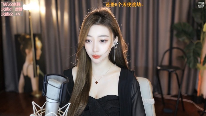 泡芙妹妹直播真好看，今天黑衣服很低调