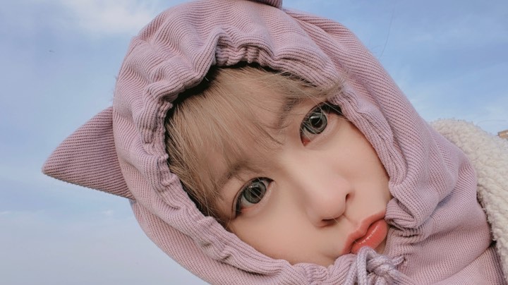 因为你的眼里有光，使无光的我变得特别
