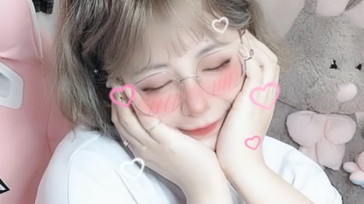 因为你的眼里有光，使无光的我变得特别